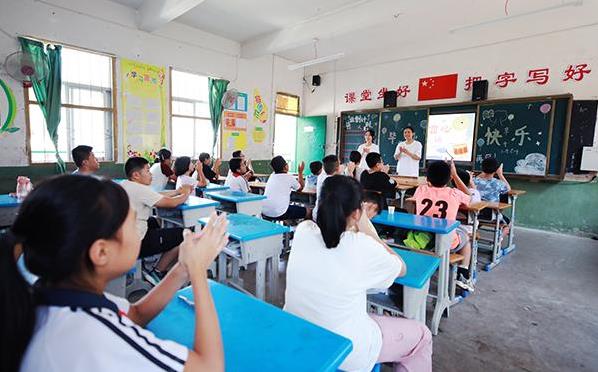 鼎冠策略资 大学生暑期支教火了，16人点燃乡村课堂，孩子们的变化惊呆家长