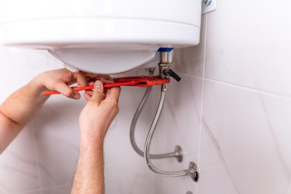 鼎牛网 男子将热水器钢管通电致妻子洗澡时触电身亡 , 14岁女儿致信法院为父求情 终被判无期